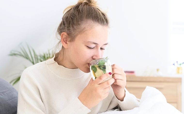 Foto: Getty Images - A bebida, feita a partir das flores da planta medicinal popularmente utilizada no Brasil, Ã© indicada para o tratamento de cÃ³licas intestinais e mÃ¡ digestÃ£o, mas ela tambÃ©m oferece outros benefÃ­cios para a saÃºde