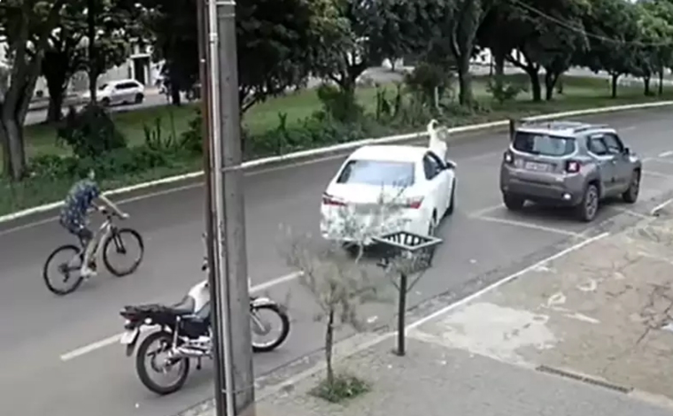 Homem se exalta, agride e atropela mulher durante briga de trânsito em Araguari